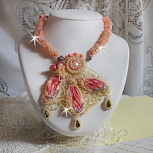 Collier Les D&eacute;lices de l'Et&eacute; brod&eacute; avec un ruban de soie Jaune et Rose, chatons en Cristal, cabochons poires, Corail Rose en pierre de gemme, r&eacute;sine, perles nacr&eacute;es, rocailles et Argent 925/1000 